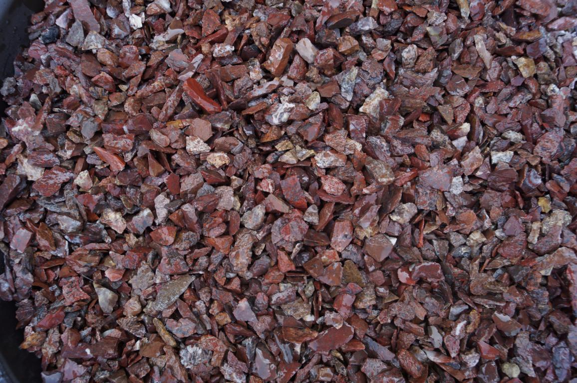  Щебень крошка красный (ЯШМА) фр. 10-20 мм.  купить  в Сочи яшма красный, бордовый, оранжевый, рыжий декоративный каменный ландшафтный щебень колотый 6 600 руб/т   фото 