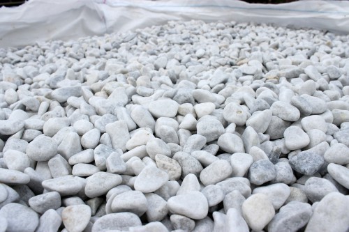  Белая мраморная галька (щебень галтованный белый) фр.10-20 мм.  купить  в Сочи мрамор белый, молочный, айвори окатанный округлый декоративный ландшафтный щебень 14500 руб/т   фото 