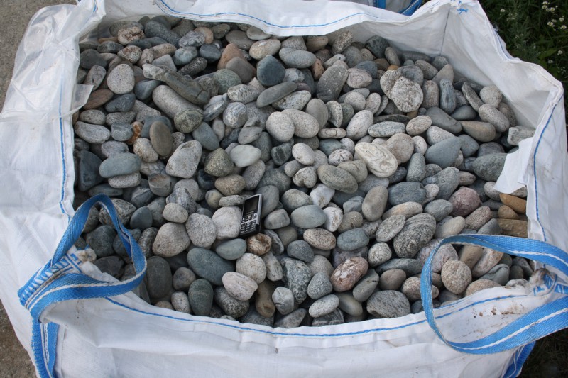  Галька речная окат (серая) фр.40-60 мм купить   в Сочи галька речная серый бежевый рыжий коричневый округлый речной камень 4000 руб/т   фото 