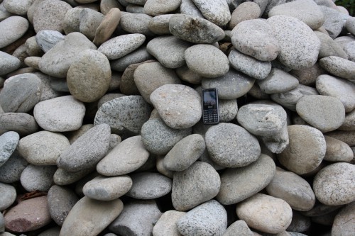  Галька речная плоская (бело-серая) фр. 100-200-300 мм. купить  в Сочи  галька речная плоская серый, белый, бело-серый, серо-белый речная галька плоская  6000 руб/т   фото 