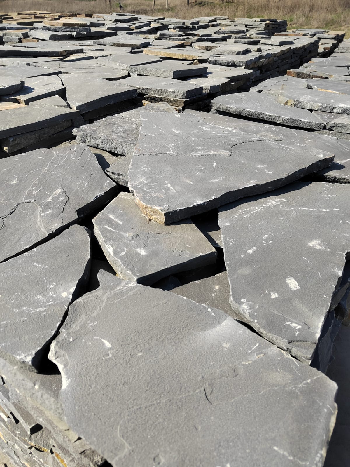 Песчаник пластушка светло-серый (2,0 см)  купить  в Сочи плитняк- ластушка светло-серый, серый рваный ландшафтный плитняк колотый 7 500 руб/м3   фото 