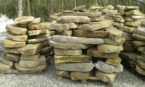 Песчаник плиты - плахи - пошаговые дорожки (фр. 70-150 мм)  купить  в Сочи песчаник серый бежевый желтый зеленый колотый песчаник строительный 6500 руб/т   фото 