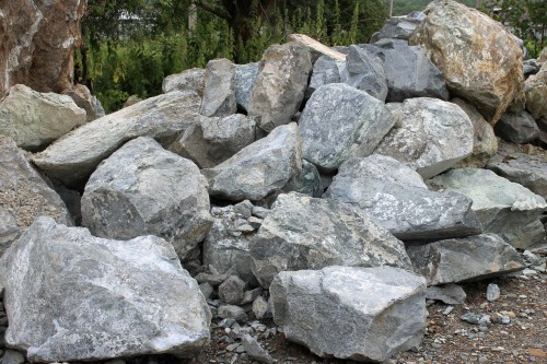  Змеевик скальник фр. 500-1500 мм.  купить в Сочи змеевик зеленый серый черный глыба скальная колотая 7500 руб/т   фото 