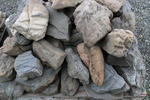 Песчаник декоративный ландшафтный (фр. 300-500 мм)  купить  в Сочи песчаник желтый рыжий серый зеленый валун речной окатанный природный песчаника 4 500 руб/т   фото 