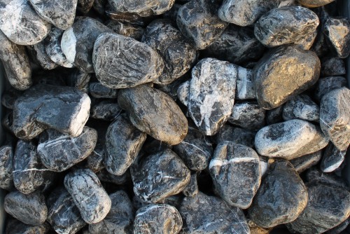 Галька мраморная черная (щебень галтованный черный мрамор) фр. 50-100 мм.  купить  в Сочи мрамор черный с белыми прожилками щебень ландшафтный мраморный 9000 руб/т   фото 