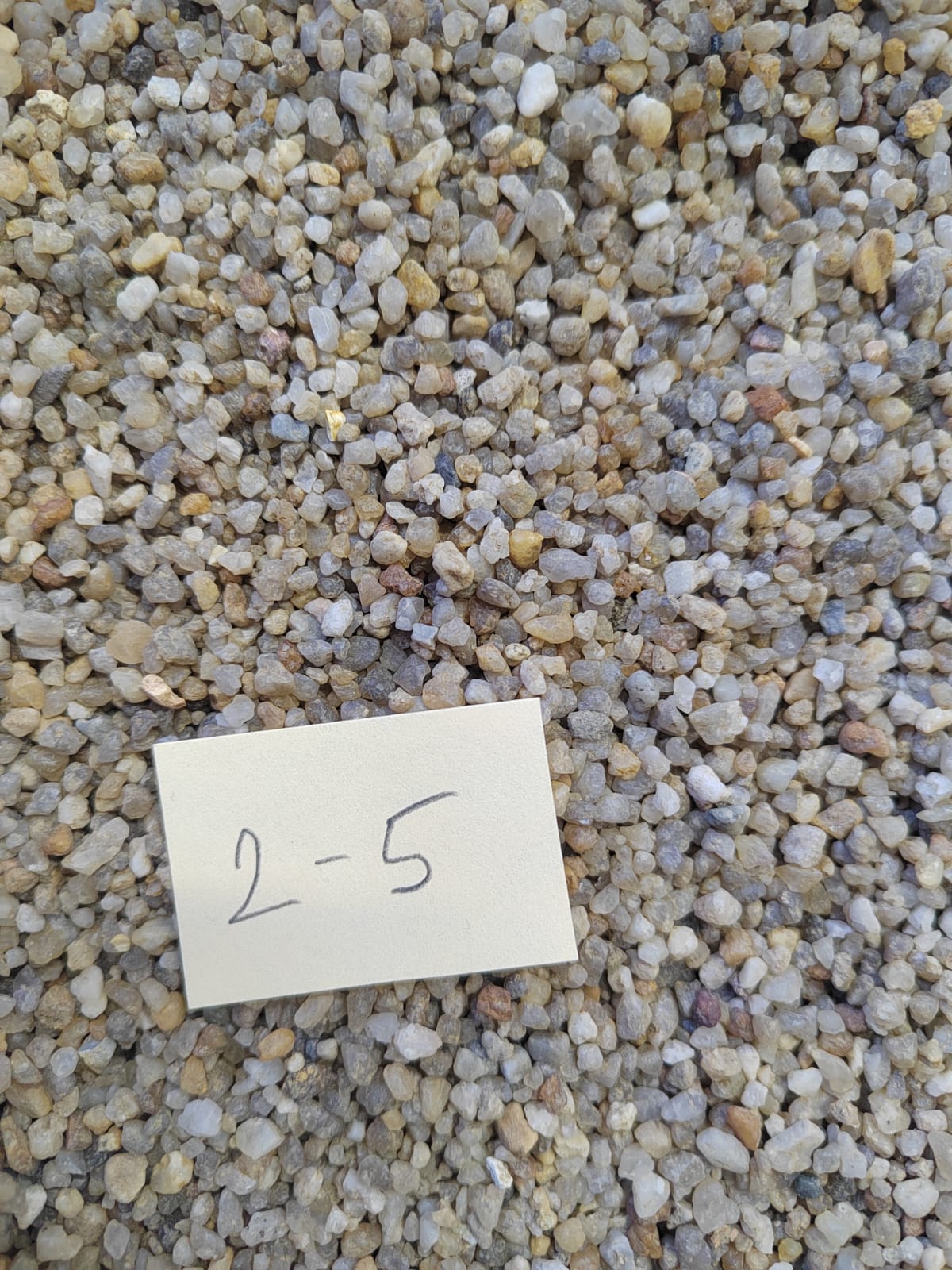 Кварцевый песок для площадок фр. 2-5 мм.  купить в Сочи фото 