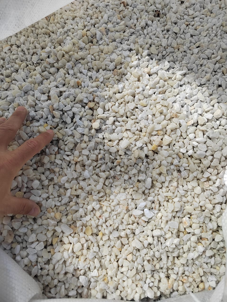  Мраморная крошка, щебень, цвет-белый, фр. 5-10 мм.  купить  в Сочи мрамор белый, айвори, молочный мраморная каменная крошка ландшафтная 9500 руб/т   фото 