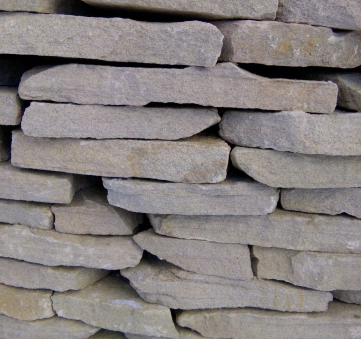 Песчаник пластушка светло-серый (2,0 см)  купить  в Сочи плитняк- ластушка светло-серый, серый рваный ландшафтный плитняк колотый 7 500 руб/м3   фото 