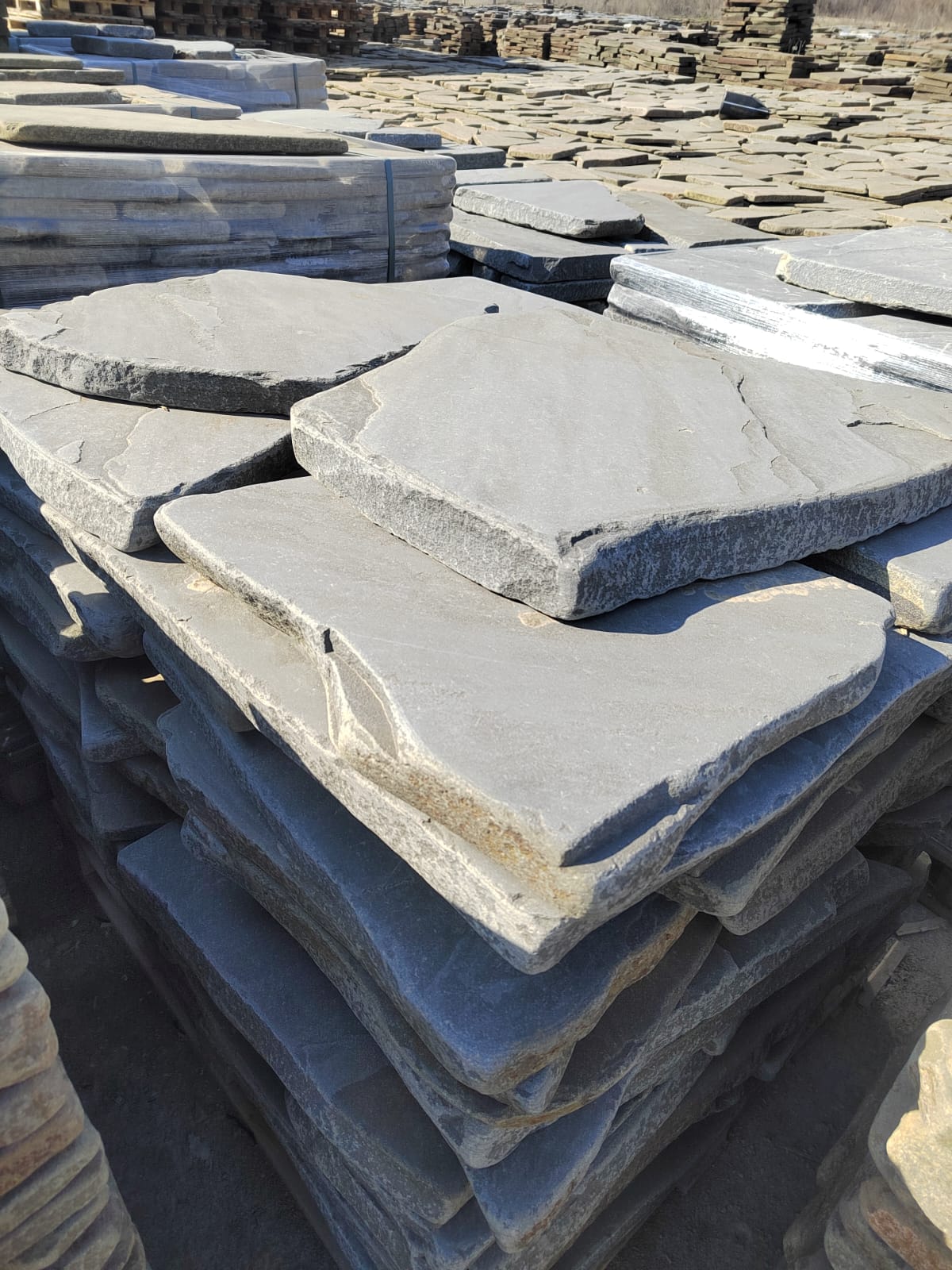 Песчаник пластушка галтованная светло-серая (3,0 см)  купить  в Сочи песчаник светло-серый, серый ландшафтный камень рваный колотый 12 000 руб/м3   фото 