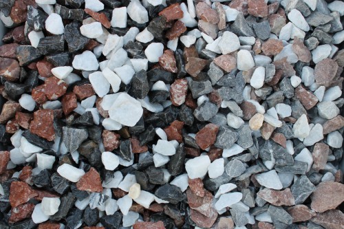  Мраморная крошка (щебень крошка микс : белый-черный-розовый) фр. 20-40 мм.  купить  в Сочи мрамор белый, черный, розовый декоративная ландшафтная крошка 9500 руб/т   фото 