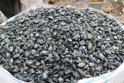  Зеленая галька (щебень галтованный зеленый змеевик) фр. 20-40 мм.  купить  в Сочи мрамор зеленый, салатовый оголтованный щебень мраморный 12 500 руб/т   фото 