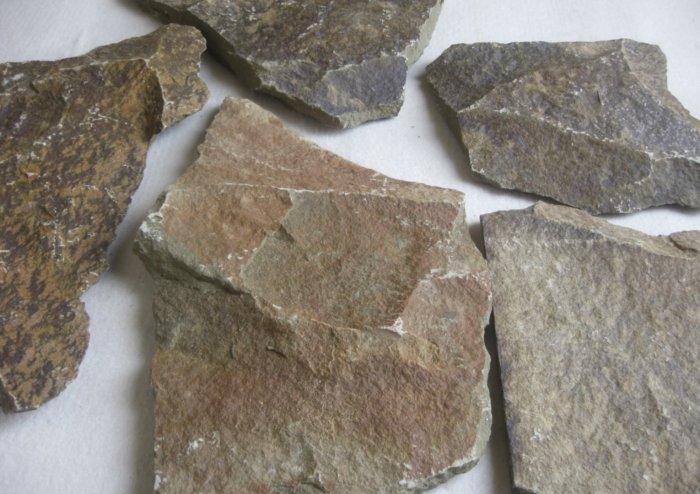  Песчаник пластушка "фонтанка" серо-зеленая (3,0-5,0 см)  купить  в Сочи песчаник серо-зеленая колотые плитки облицовочные пластушки 8 500 руб/м3   фото 