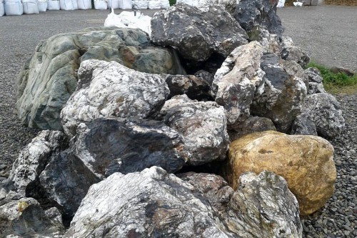  Черный гранит - кварцит фр. 100-500 мм.  купить в Сочи мрамор гранит черный с белыми прожилками, серый, белый валун скальный колотый 7000 руб/т   фото 