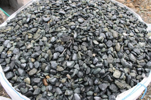  Зеленая галька (щебень галтованный зеленый змеевик) фр. 20-40 мм.  купить  в Сочи мрамор зеленый, салатовый оголтованный щебень мраморный 12 500 руб/т   фото 