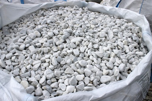  Галька белая мраморная (щебень галтованный белый), фр.20-40 мм.  купить  в Сочи мрамор белый бежевый молочный мраморный щебень декоративный 14500 руб/т   фото 