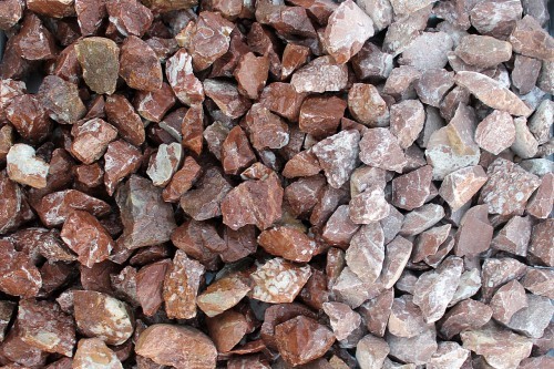  Мраморная крошка (щебень крошка розовый) фр. 20-40 мм.  купить  в Сочи мрамор розовый, красный мраморная крошка декоративная 7700 руб/т   фото 