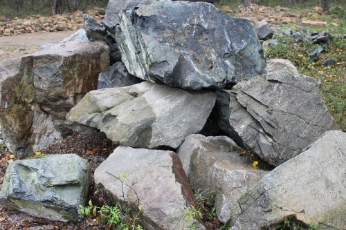  Змеевик скальник фр. 500-1500 мм.  купить в Сочи змеевик зеленый серый черный глыба скальная колотая 7500 руб/т   фото 