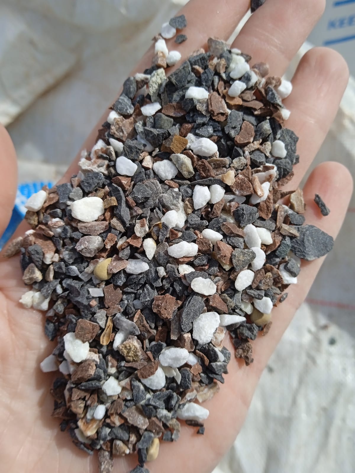  Мраморная крошка (щебень крошка микс: белый-зеленый-розовый) фр. 5-10 мм  купить  в Сочи мрамор белый, зеленый, розовый, разноцветный, молочный декоративная ландшафтная мраморная крошка 9500 руб/т   фото 