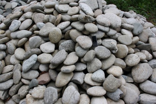 Kamenclub.ru: Галька речная плоская (бело-серая) фр. 100-200-300 мм. купить   в  Сочигалька речная плоская серый, белый, бело-серый, серо-белый речная галька плоская  6000 руб/т   фото КАМЕНЬ КЛУБ