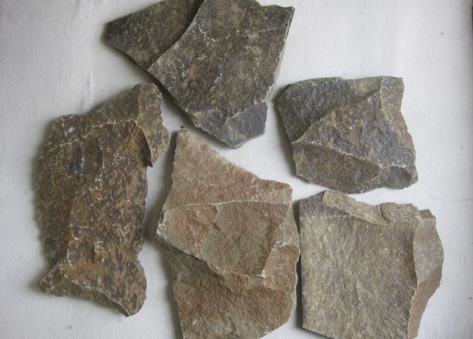 Песчаник пластушка "фонтанка" серо-зеленая (3,0-5,0 см)  купить  в Сочи песчаник серо-зеленая колотые плитки облицовочные пластушки 8 500 руб/м3   фото 