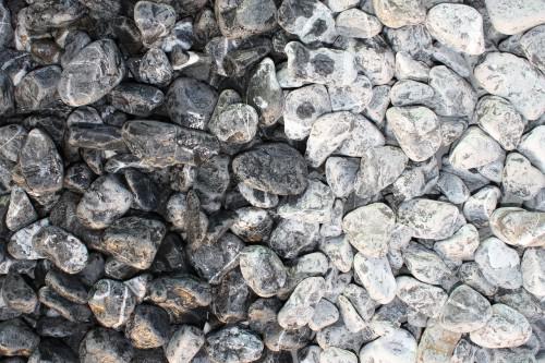  Черная галька (щебень галтованный черный мрамор) фр.20-40 мм.  купить  в Сочи мрамор черный с белыми прожилками мрамор окатанный округлый 13500 руб/т   фото 
