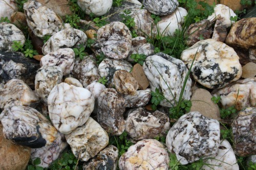  Кварцевый валунчик фр.100-300 мм.  купить в Сочи кварц белый, бежевый молочный рыжий крупный природный камень галечник 7850 руб/т   фото 