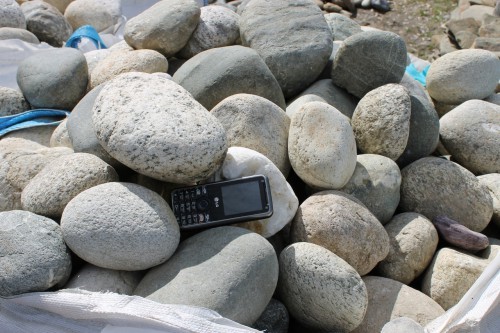  Речной валун (Ассорти) фр.100-300 мм.  купить в Сочи галечник серый, темно-серый, светло-серый речная галька крупных размеров 4200 руб/т   фото 