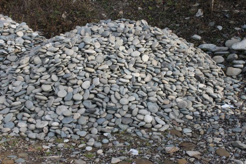 Kamenclub.ru: Галька речная плоская (ассорти) фр. 70-150 мм. купить   в  Сочигалька галечник серый белый темно-серый синий светло-серый плоская природная галька  6200 руб/т   фото КАМЕНЬ КЛУБ