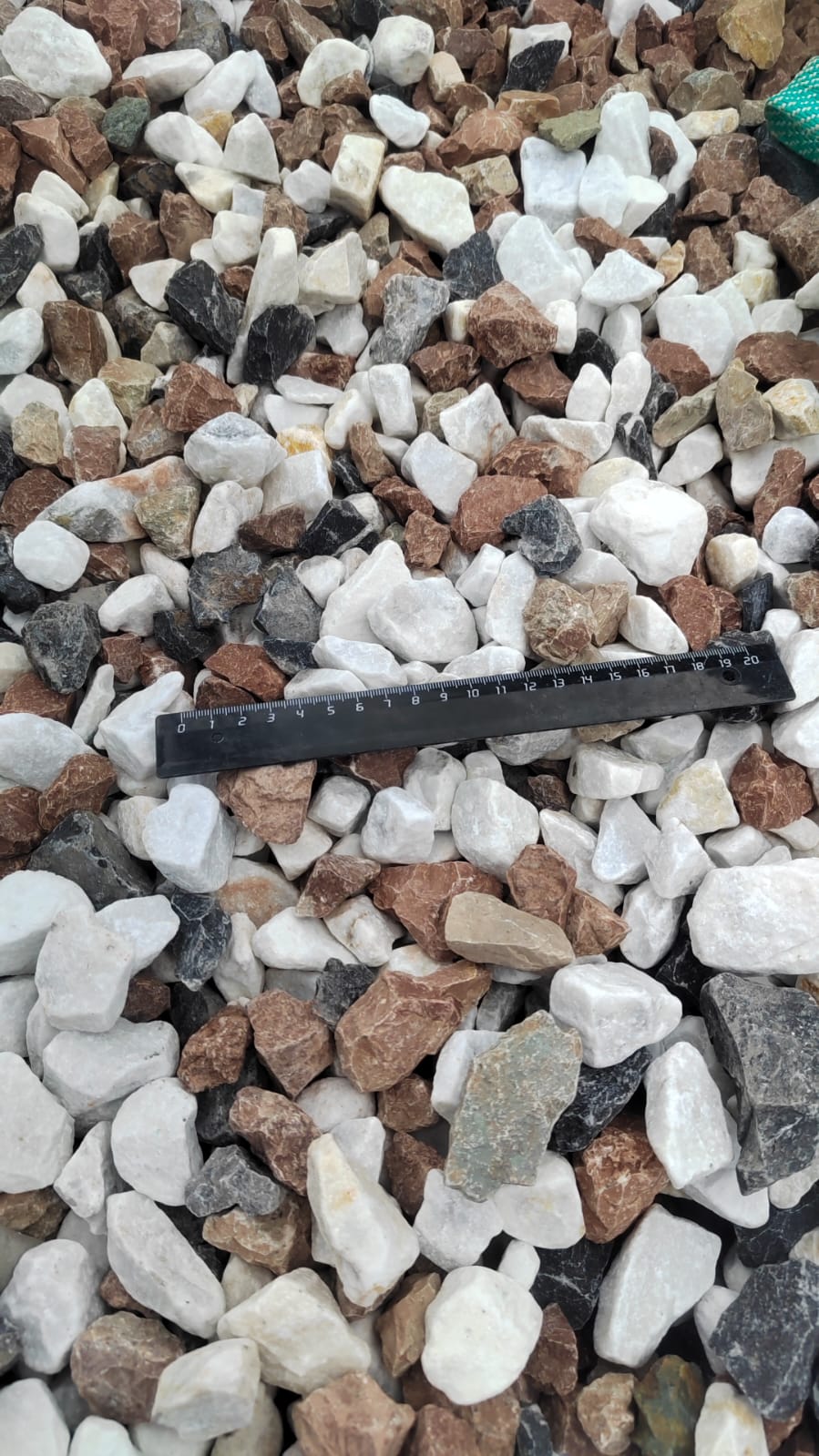  Мраморная крошка (щебень крошка микс : белый-черный-розовый) фр. 20-40 мм.  купить  в Сочи мрамор белый, черный, розовый декоративная ландшафтная крошка 9500 руб/т   фото 