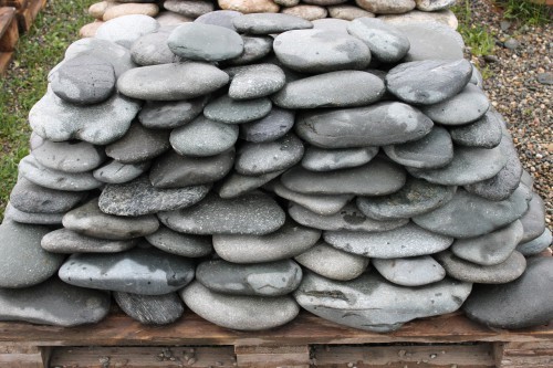 Kamenclub.ru: Галька речная плоская (темно-серая) фр. 100-200-300 мм. купить   в  Сочигалька речная плоская темно-серый, серый, синий речной галечник плоский 6000 руб/т   фото КАМЕНЬ КЛУБ