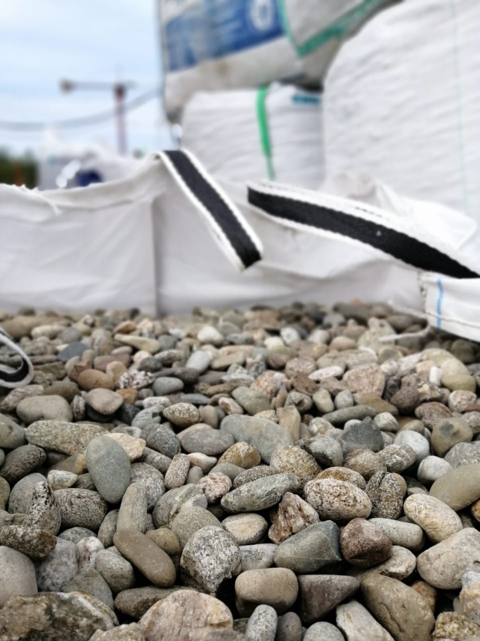  Галька речная окат (пестрая) фр. 20-40 мм. купить   в Сочи галька речная пестрая, серая, серые оттенки галька речная окатанная округлая 4000 руб/т   фото 