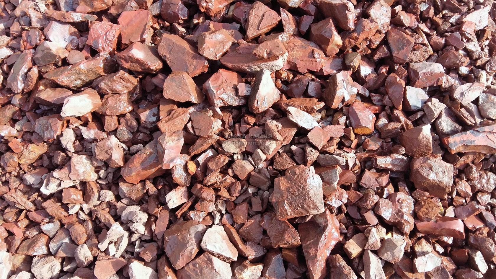  Щебень крошка красный (ЯШМА) фр. 10-20 мм.  купить  в Сочи яшма красный, бордовый, оранжевый, рыжий декоративный каменный ландшафтный щебень колотый 6 600 руб/т   фото 