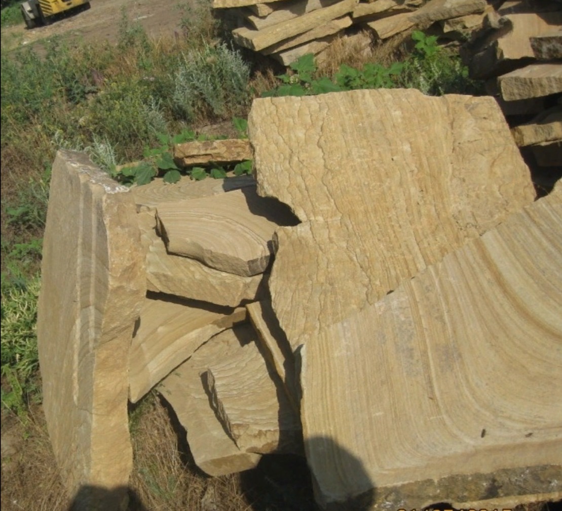 Форматный камень (плаха) пошаговая дорожка от 70-150 см (4 -12 см)  купить  в Сочи плитняк  форматный плаха желтый песчаник 9 000 руб/т   фото 