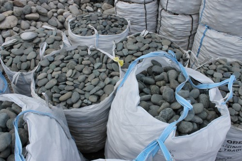  Темно-серый валунчик фр.100-300 мм.  купить в Сочи крупный природный камень серый, темно-серый, светло-серый речная галька большого размера окатанная 4500 руб/т   фото 