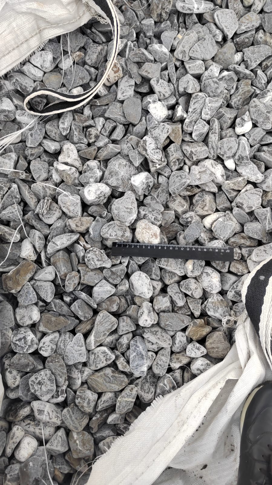  Черная галька (щебень галтованный черный мрамор) фр.40-70 мм.  купить  в Сочи мрамор черный с белыми прожилками, черный, белый щебень галтованный округлый 13500 руб/т   фото 