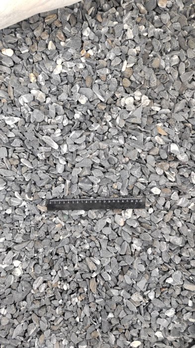 Черная галька с прожилками (галтованный черный мрамор) фр.10-20 мм.  купить  в Сочи мрамор черный с белыми прожилками, черный, белый окатанный округлый ландшафтный декоративный щебень 13500 руб/т   фото 