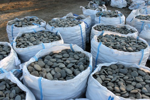 Kamenclub.ru: Галька речная плоская (темно-серая) фр. 100-200-300 мм. купить   в  Сочигалька речная плоская темно-серый, серый, синий речной галечник плоский 6000 руб/т   фото КАМЕНЬ КЛУБ