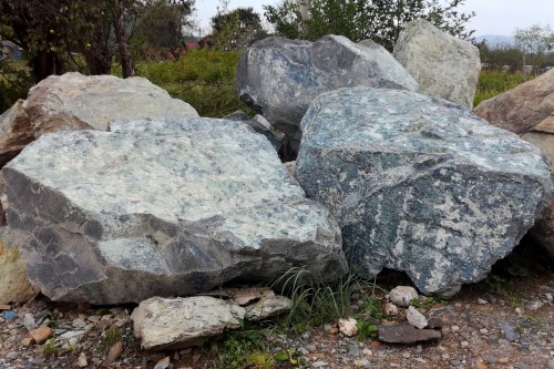 Змеевик скальник фр. 500-1500 мм.  купить в Сочи змеевик зеленый серый черный глыба скальная колотая 7500 руб/т   фото 