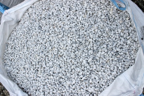  Белая мраморная галька (щебень галтованный белый) фр.10-20 мм.  купить  в Сочи мрамор белый, молочный, айвори окатанный округлый декоративный ландшафтный щебень 14500 руб/т   фото 