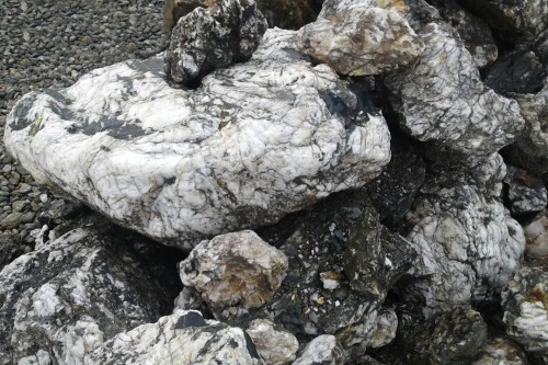 Черный гранит - кварцит фр. 100-500 мм.  купить в Сочи мрамор гранит черный с белыми прожилками, серый, белый валун скальный колотый 7000 руб/т   фото 