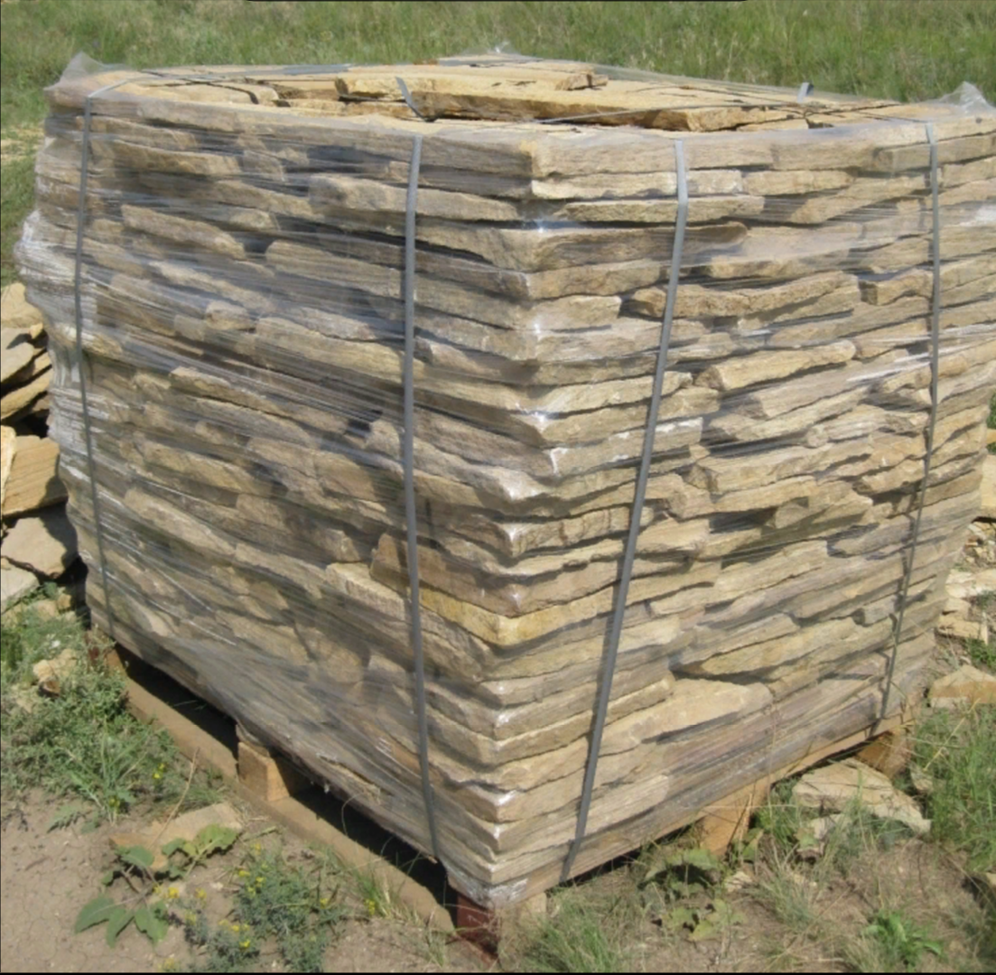 Песчаник пластушка желтый с рисунком (3 см)  купить  в Сочи песчаник желтый с рисунком, рыжий, желтый песчаник пластушка ландшафтная рваная 8 500 руб/м3   фото 