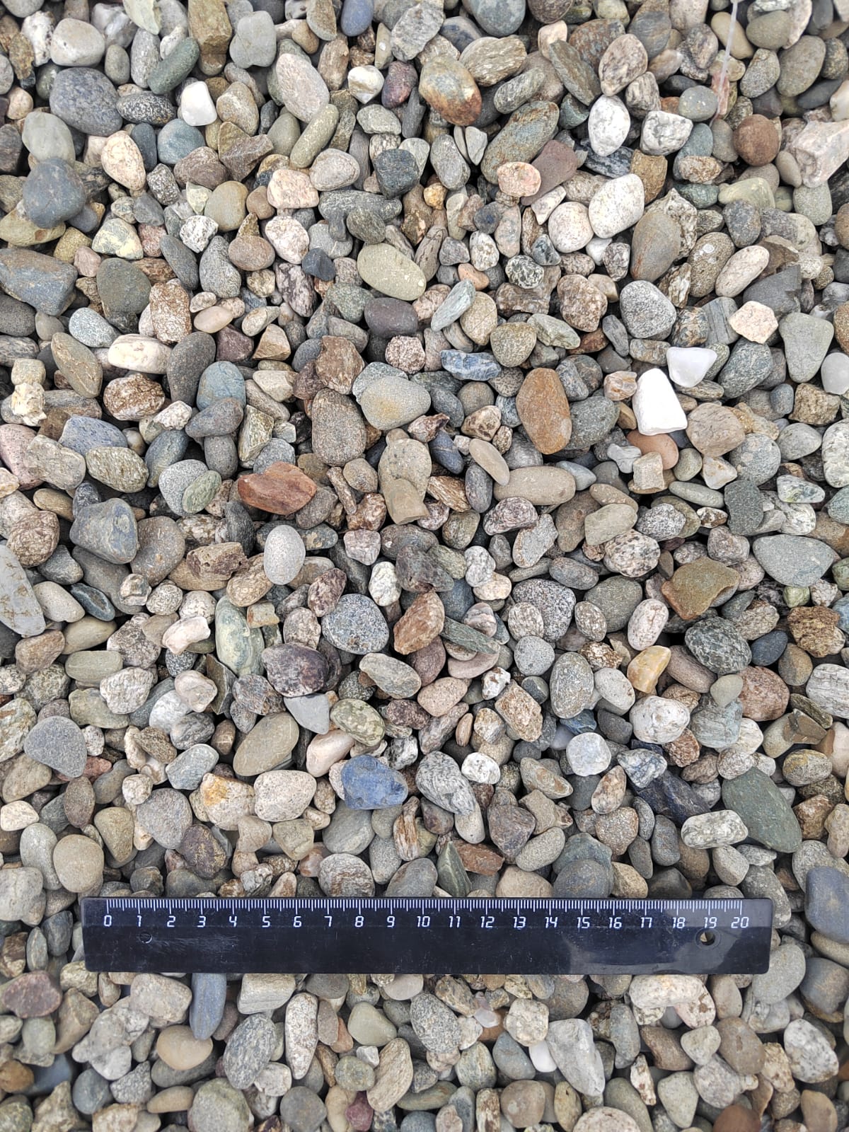 Галька речная окат (серая) фр.10-20 мм купить   в Сочи галька речная серая, серый, темно-серый, светло-серый, коричневый ландшафтная декоративная речная окатанная округлая галька 4000 руб/т   фото 