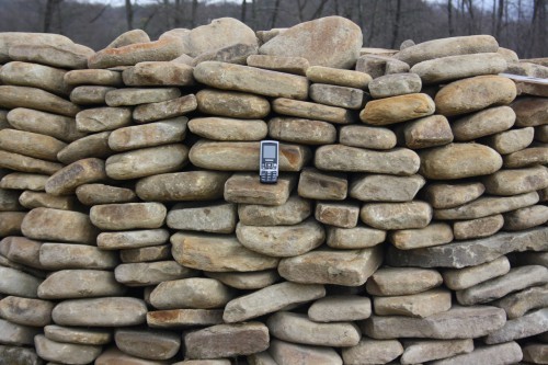 Песчаник для мощения дорожек, площадок, парковок ( фр 5-10 см)  купить  в Сочи песчаник  серый желтый коричневый рыжий песчаник оголтованный окатанный 6500 руб/т   фото 