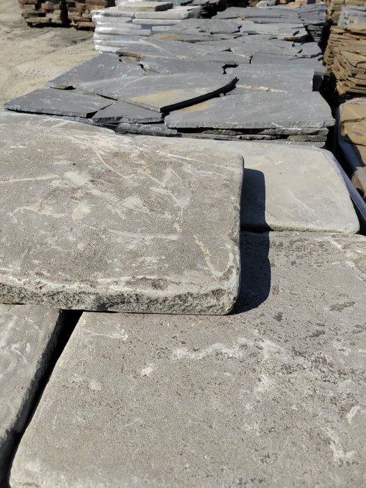  Песчаник пластушка светло-серый (2,0 см)  купить  в Сочи плитняк- ластушка светло-серый, серый рваный ландшафтный плитняк колотый 7 500 руб/м3   фото 