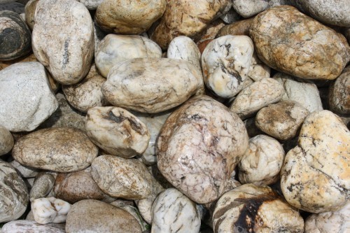  Кварцевый валунчик фр.100-300 мм.  купить в Сочи кварц белый, бежевый молочный рыжий крупный природный камень галечник 7850 руб/т   фото 