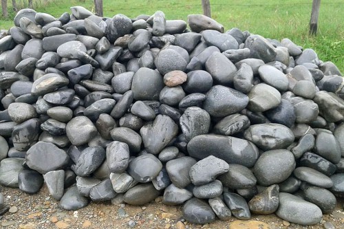  Темно-серый валунчик фр.100-300 мм.  купить в Сочи крупный природный камень серый, темно-серый, светло-серый речная галька большого размера окатанная 4500 руб/т   фото 