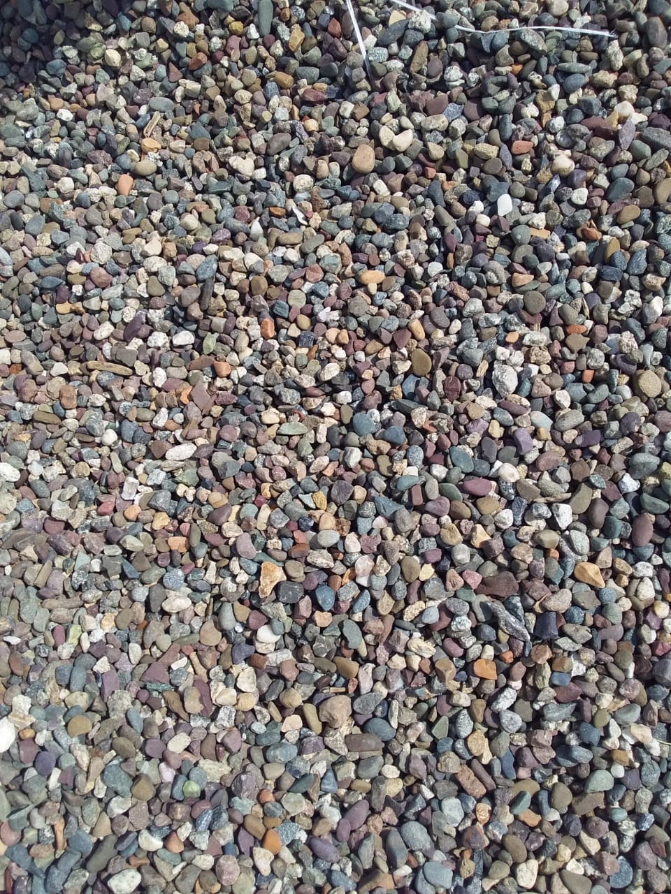  Галька речная окат цветная фр.5-10 мм. купить   в Сочи галька речная белый, серый, красноватый, синий, темно-серый речная окатанная галька декоративная 5000 руб/т   фото 