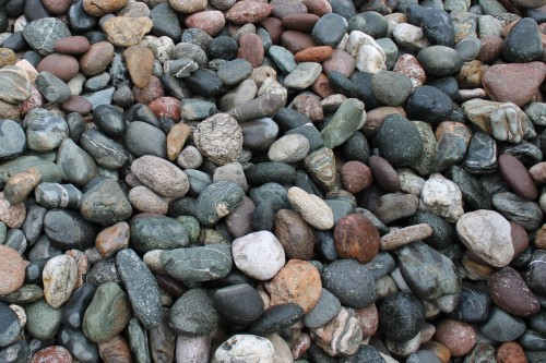  Галька окат (цветная картошка) фр. 50-100 мм. купить   в Сочи галька природная окатанная серый белый цветной синий темно-серый коричневый округлый галечник окатанный 4500 руб/т   фото 