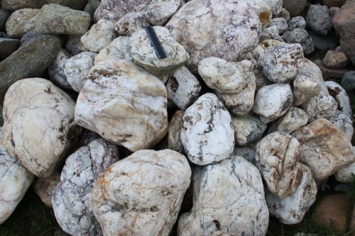  Кварцевый валунчик фр.100-300 мм.  купить в Сочи кварц белый, бежевый молочный рыжий крупный природный камень галечник 7850 руб/т   фото 