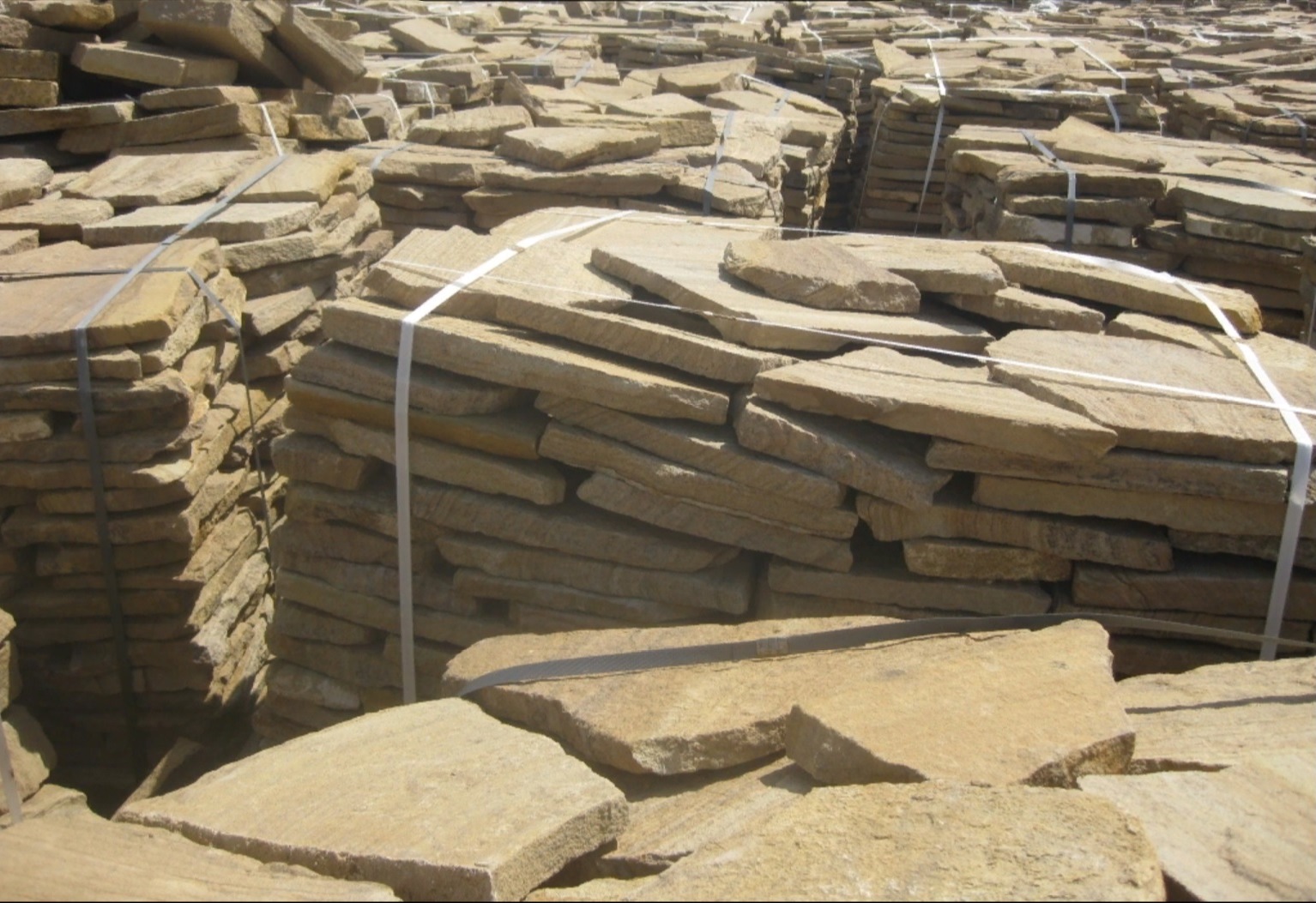 Песчаник пластушка желтый с рисунком (3 см)  купить  в Сочи песчаник желтый с рисунком, рыжий, желтый песчаник пластушка ландшафтная рваная 8 500 руб/м3   фото 